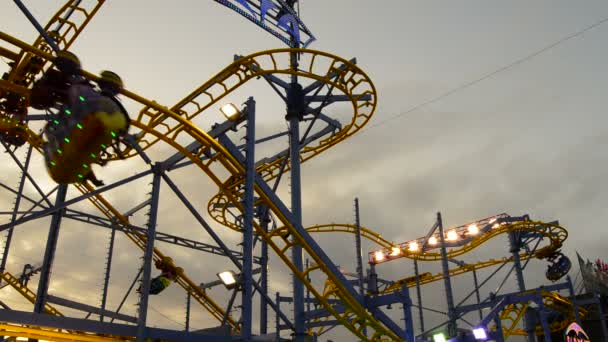 Roller Coaster Atrakcją Targów Ride Ludźmi Zachodzie Słońca — Wideo stockowe