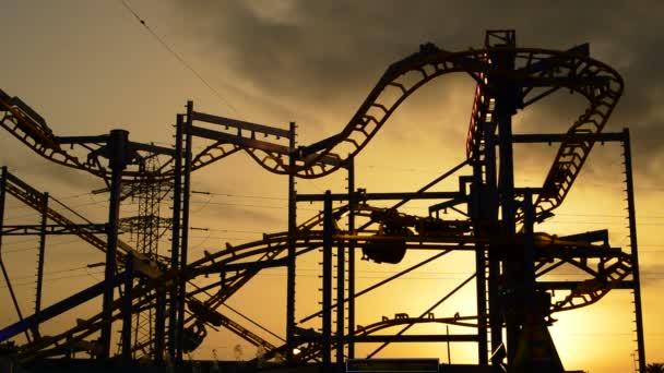 Roller Coaster Lub Atrakcją Targów Jazdy Zachodzie Słońca — Wideo stockowe