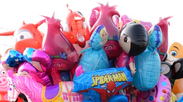 Kinderballonmarkt Unterschiedlicher Charaktere Rockt Einem Sonnigen Tag — Stockvideo