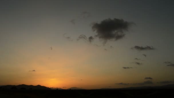 Vliegtuig Vliegen Naar Luchthaven Van Aankomst Bij Zonsondergang — Stockvideo