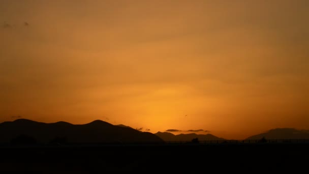 飞机飞行和到达机场以日落在山里 — 图库视频影像