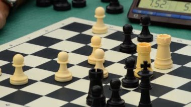 Satranç açık bir turnuvada oynamak