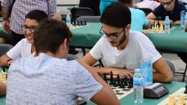 屋外チェスのトーナメントのマッチをゲームのチェス プレーヤー — ストック動画