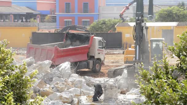 Máquina Excavación Que Mueve Escombros Demolición Edificio Camión — Vídeo de stock