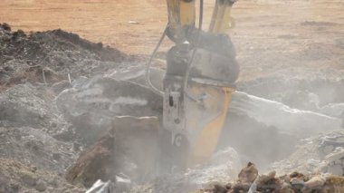 Ekskavatör çekiç enkaz bir binanın yıkılması ile çalışma