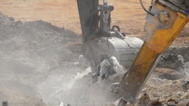 Ekskavatör çekiç ve enkaz bir binanın yıkılması ile tarak