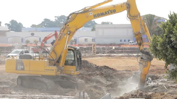 Escavatore Martelli Che Lavora Con Detriti Nella Demolizione Edificio — Video Stock