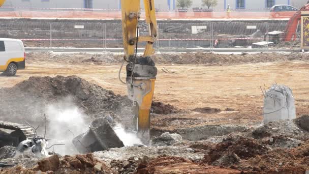 锤式挖掘机在建筑物拆卸中撞击杂物 — 图库视频影像