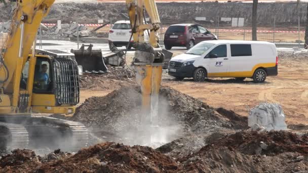 Escavadora Martelo Trabalhando Demolição Batendo Detritos — Vídeo de Stock