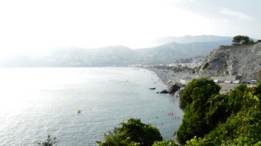 Yaz aylarında, panoramik Yüzme kişi ile Akdeniz sahil peyzaj