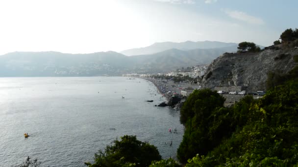 山と夏を浴びて人と地中海のビーチの風景 — ストック動画