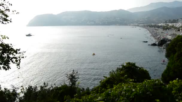 地中海海滩的风景与山和人夏天沐浴 — 图库视频影像