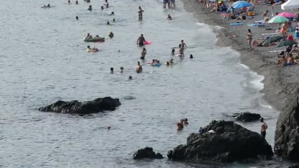 Playa Mediterránea Con Multitud Personas Bañándose Verano — Vídeos de Stock