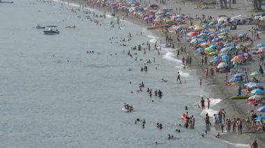 Kalabalık insanlar Beach bir öğleden sonra yaz