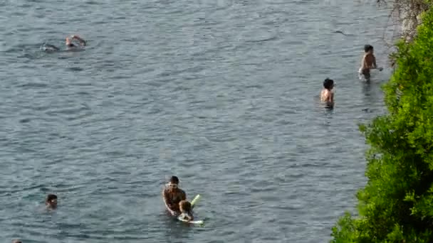 Kinderbaden Mittelmeerstrand Einem Nachmittag Sommer — Stockvideo