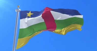 Orta Afrika Cumhuriyeti bayrağı mavi gökyüzü ile Rüzgar sallıyor, döngü