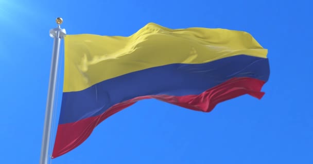 Kolumbianische Flagge Weht Wind Bei Langsamem Blauem Himmel Schleife — Stockvideo