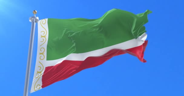 Bandeira República Chechena Acenando Vento Com Céu Azul Loop — Vídeo de Stock