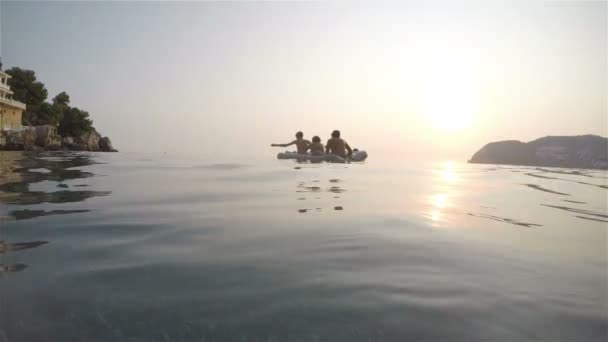 Vista Tres Niños Barco Pescando Playa Atardecer Peces Nadando Mar — Vídeo de stock