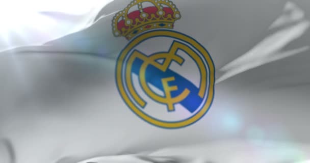 Real Madrid Futbol Kulübü Bayrak Ağır Çekimde Sallayarak Ilmekledi — Stok video