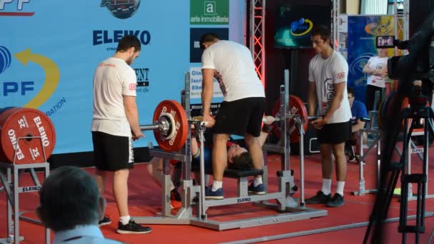 Sollevatore Pesi Nel Campionato Powerlifting Una Prova Pressa Banco — Video Stock