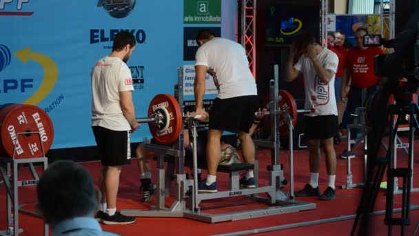 Mulher Halterofilista Campeonato Powerlifting Teste Supino — Vídeo de Stock