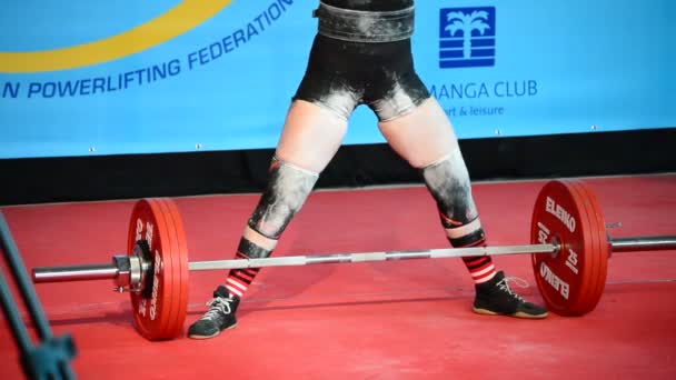 Halterci Kadına Powerlifting Şampiyonası Sırasında Dead Lift Sınamak — Stok video