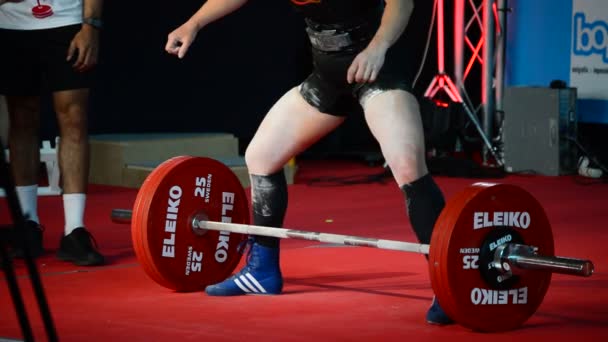 Mulher Halterofilista Durante Campeonato Powerlifting Realizando Teste Levantamento Morto — Vídeo de Stock