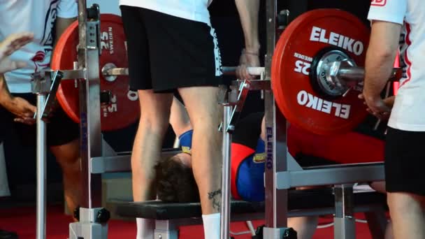 Mulher Halterofilista Campeonato Powerlifting Teste Supino — Vídeo de Stock