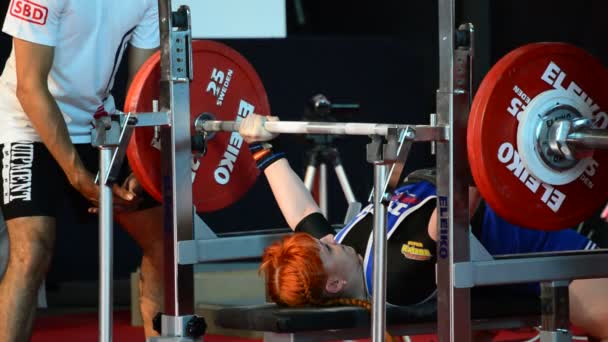 Mulher Halterofilista Durante Campeonato Powerlifting Teste Supino — Vídeo de Stock