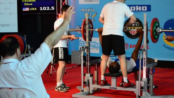 Levantador Peso Durante Campeonato Powerlifting Teste Supino — Vídeo de Stock