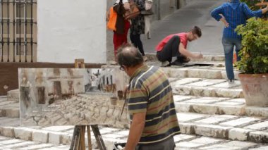 Madeni para/Malaga/İspanya - 05 26 2015: bir köyde resimleri sokak güneşli bir boyama ressamlar gün