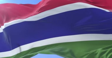 Mavi gökyüzünde yavaş, rüzgarda sallayarak Gambiya, bayrak, döngü
