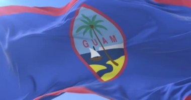 Mavi gökyüzünde yavaş, rüzgarda sallayarak Guam, bayrak, döngü