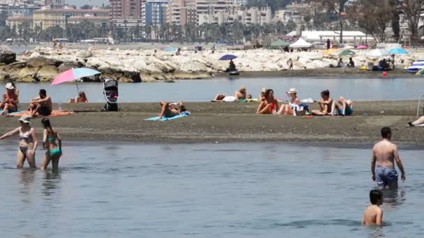 Persone Che Fanno Bagno Una Spiaggia Mediterranea Una Giornata Sole — Video Stock