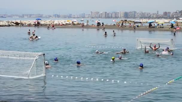 水球体育男孩在海滩上玩耍夏日 — 图库视频影像