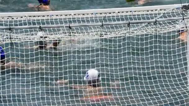 男孩在沙滩上玩水球的比赛 在球门前行动 — 图库视频影像