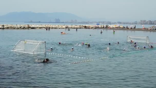 Mecz Piłka Wodna Grając Przez Chłopców Beach Słoneczny Dzień — Wideo stockowe