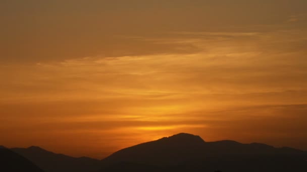 Vliegtuig Aankomen Landing Bij Zonsondergang — Stockvideo