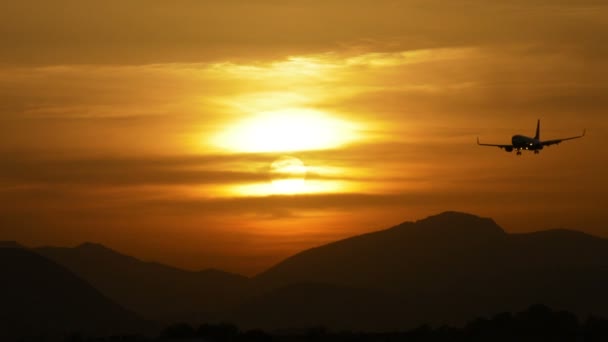 Avion passant devant le soleil au coucher du soleil 