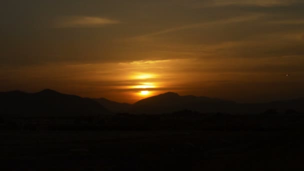 Avión Aterrizando Atardecer Con Sol Escondido Las Montañas — Vídeos de Stock