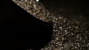 Samimi bir ışıkla dönen chia tohum gıda ile kase