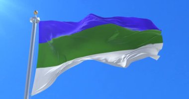 Yavaş, döngü içinde mavi gökyüzü ile Rüzgar sallayarak Komi Cumhuriyeti bayrağı