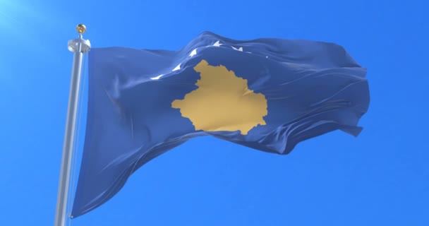 Bandera Kosovo Ondeando Viento Con Cielo Azul Lento Bucle — Vídeo de stock