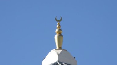 Güneşli bir günde bir Arap Camii Minare yamur