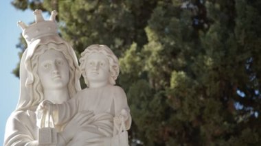 Meryem Ana heykeli çocuk silah bir güneşli gün ile taç