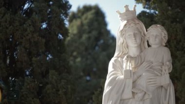 Çocuk silah bir güneşli gün ile taç Meryem heykeli