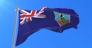 Mavi gökyüzünde yavaş, rüzgarda sallayarak Montserrat, bayrak, döngü