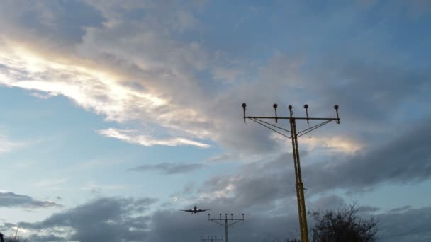 Avión Volando Por Encima Una Lámpara Postea Día Nublado Atardecer — Vídeos de Stock