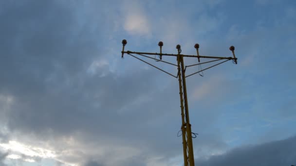 Samolot Przekazując Przybywających Lotnisko Powyżej Lampa Posty — Wideo stockowe